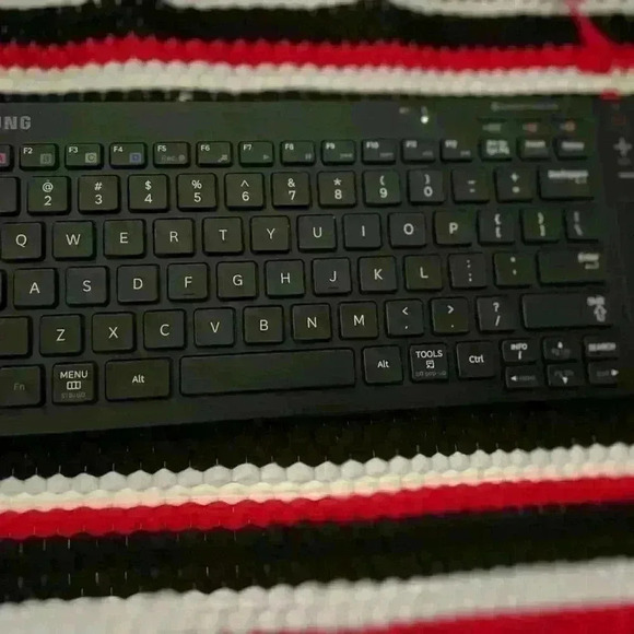 Samsung Bluetooth Keyboard with remote functionality & track pad. 2AA batteries - Picture 5 of 6